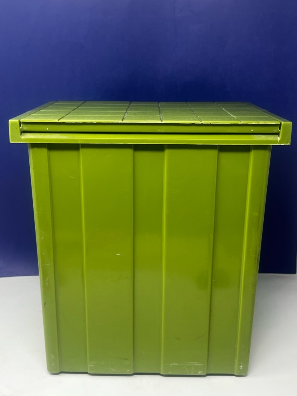 1960’s Fesco Y-123 Avocado Green Flip lid Wastebasket - Picture 7 of 10